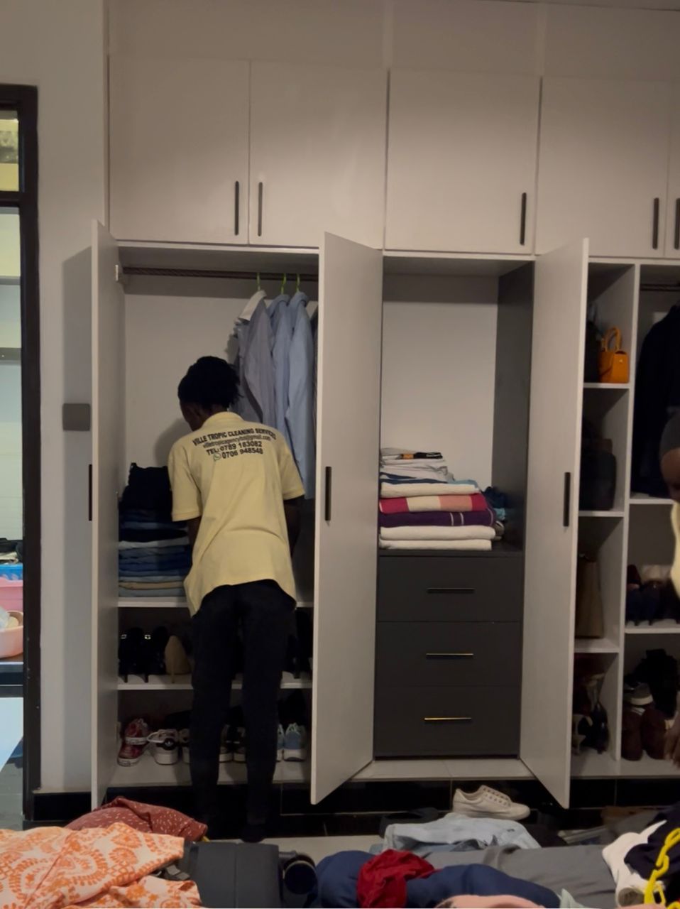 Wardrobe organization and cleaning by Ville Tropic