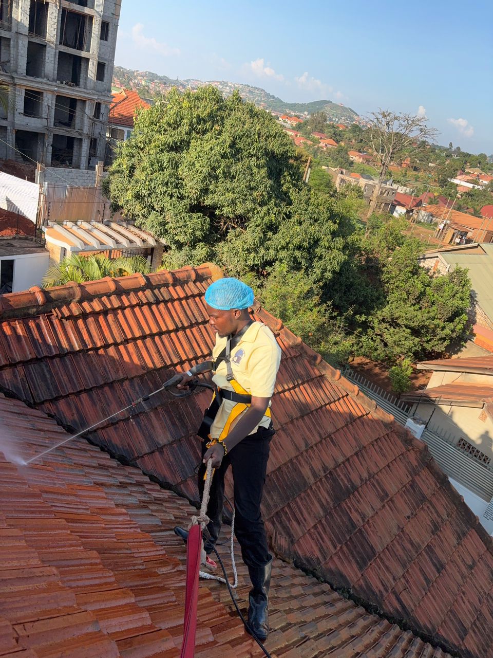 Roof pressure washing service by Ville Tropic